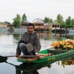 Let the romance bloom: A flower seller on the Dal